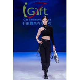 時尚設計女裝T恤短版上衣      設計黑色小眾長袖露肩上衣    秋季緊身女裝   工裝褲束腳加長秋冬長褲    高腰嘻哈新款加絨    Y2K   模特試穿    T536 時尚設計女裝T恤短版上衣      設計黑色小眾長袖露肩上衣    秋季緊身女裝   工裝褲束腳加長秋冬長褲    高腰嘻哈新款加絨    Y2K   模特試穿    T536
